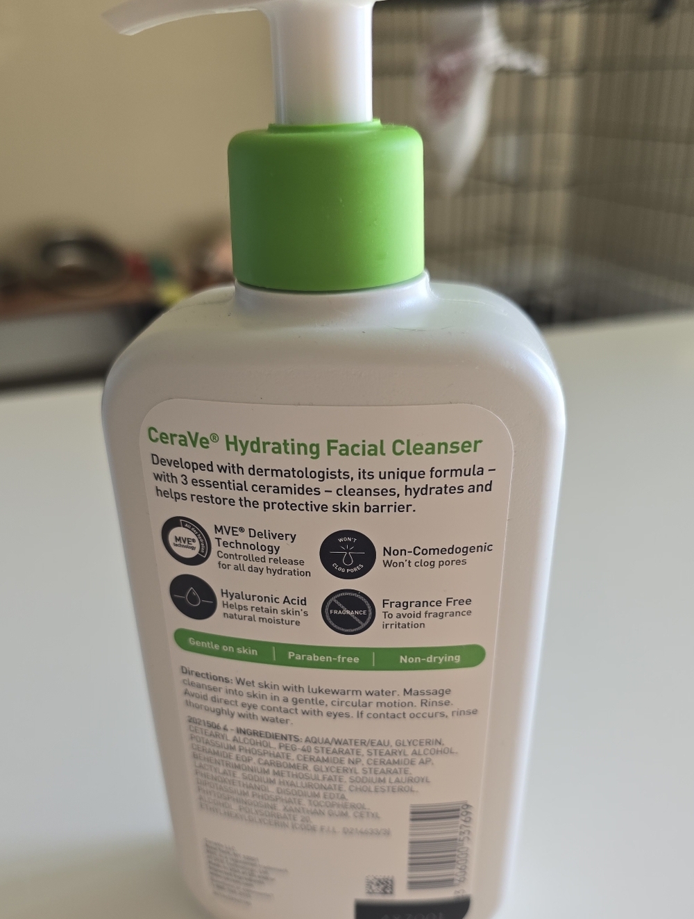 CeraVe Hydrating Facial Cleanser 12oz 355mL Normal to Dry Skin Face Wash - Picture 2 of 3
